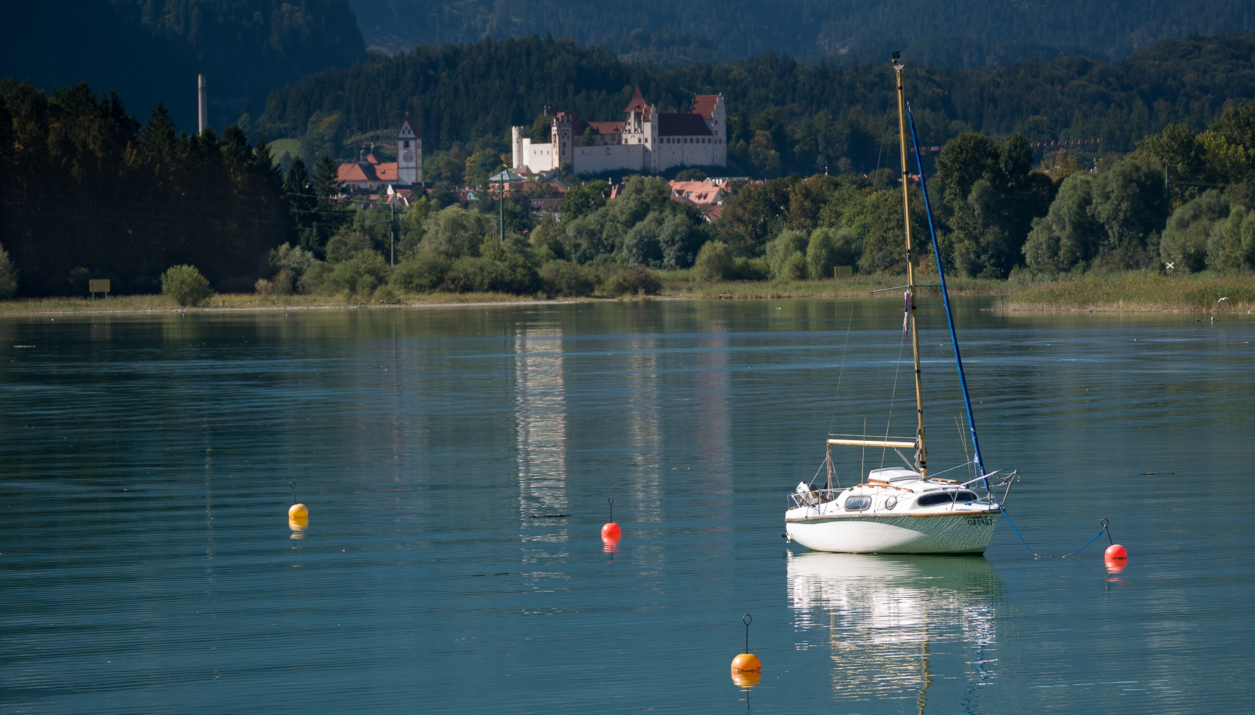 Forchensee mit kleinem Segelboot und Schloß 