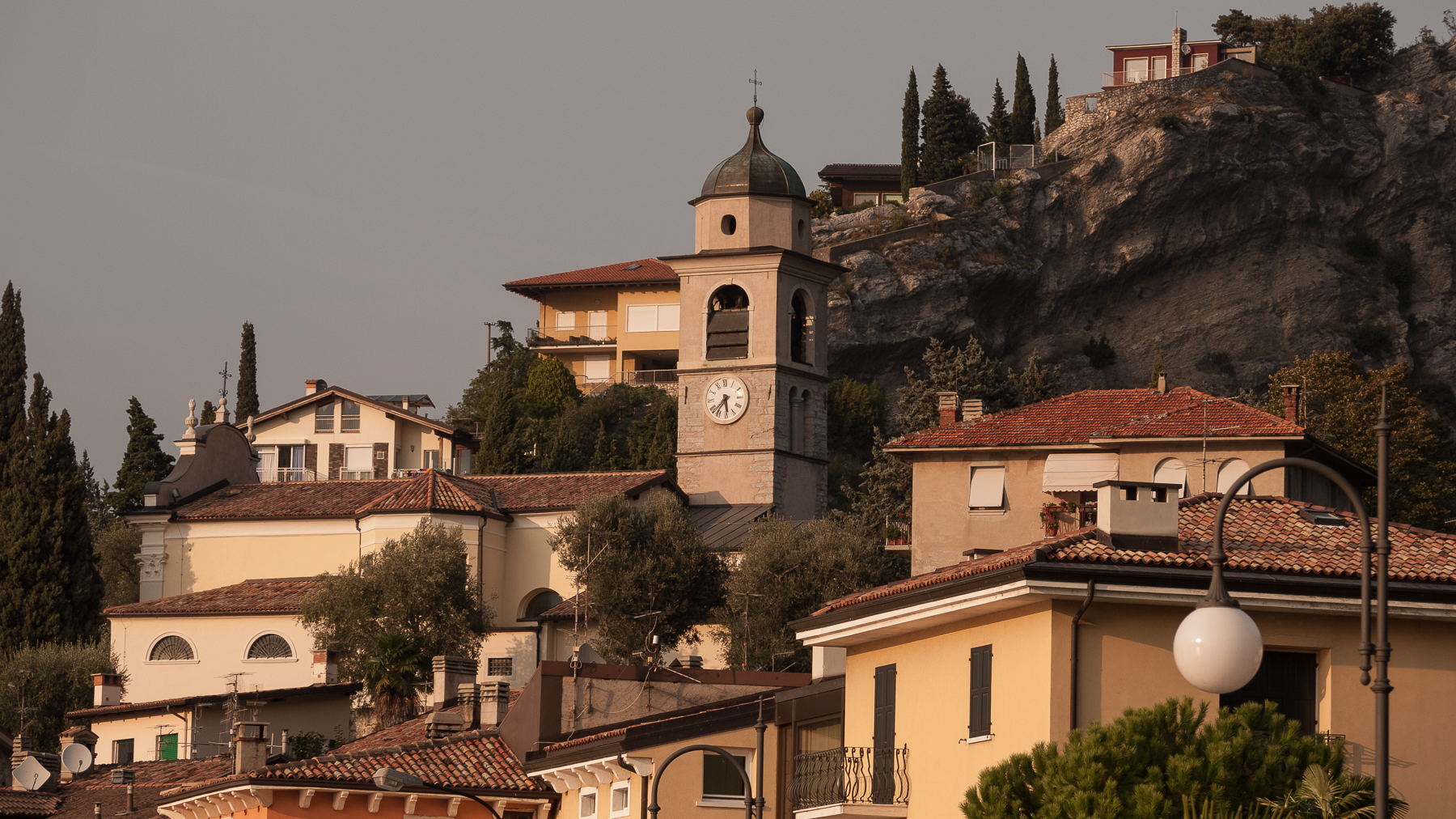 torbole Stadt mit Turm