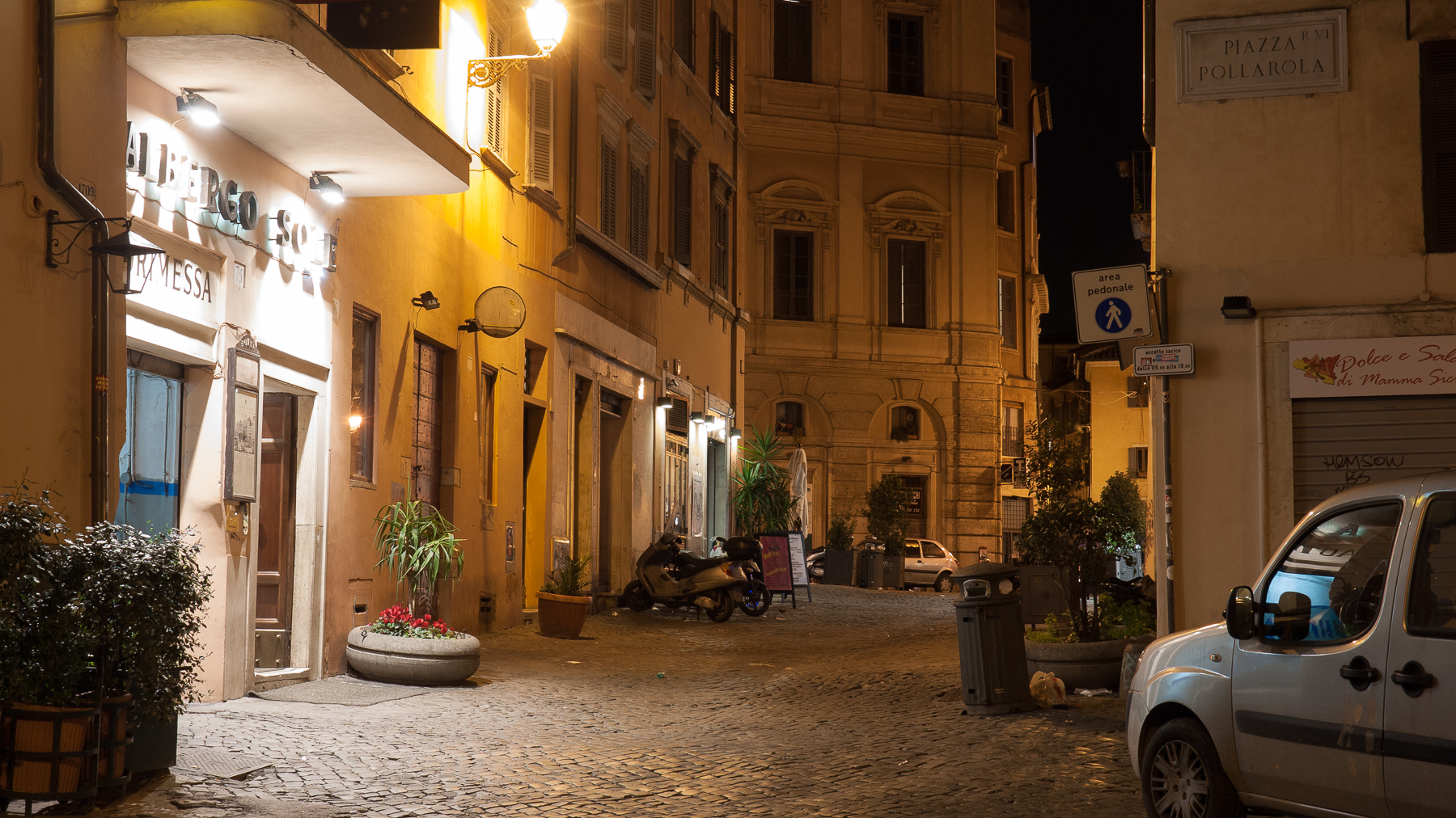 Gasse nachts mit Beleuchtung Rom