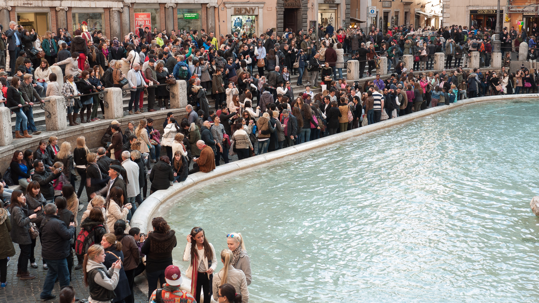  Menschen Fontana di Trevi