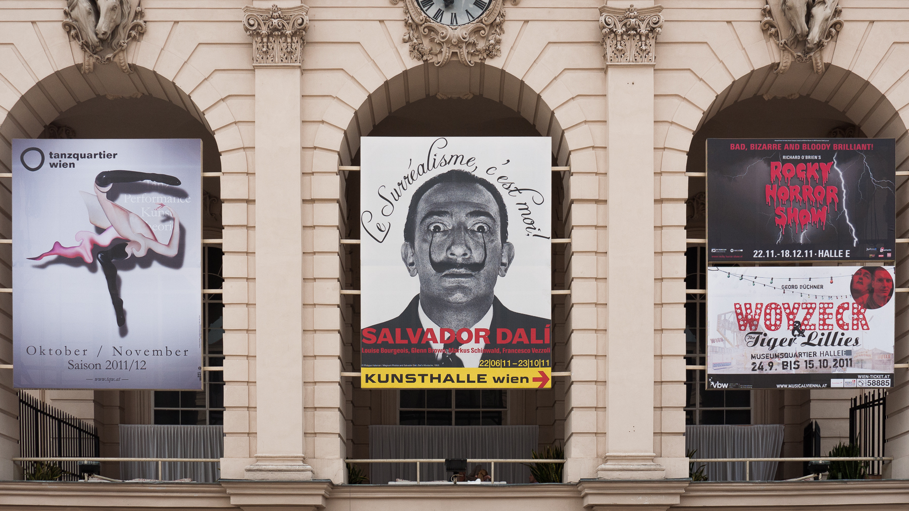 Austellungsplakate am Museumsplatz