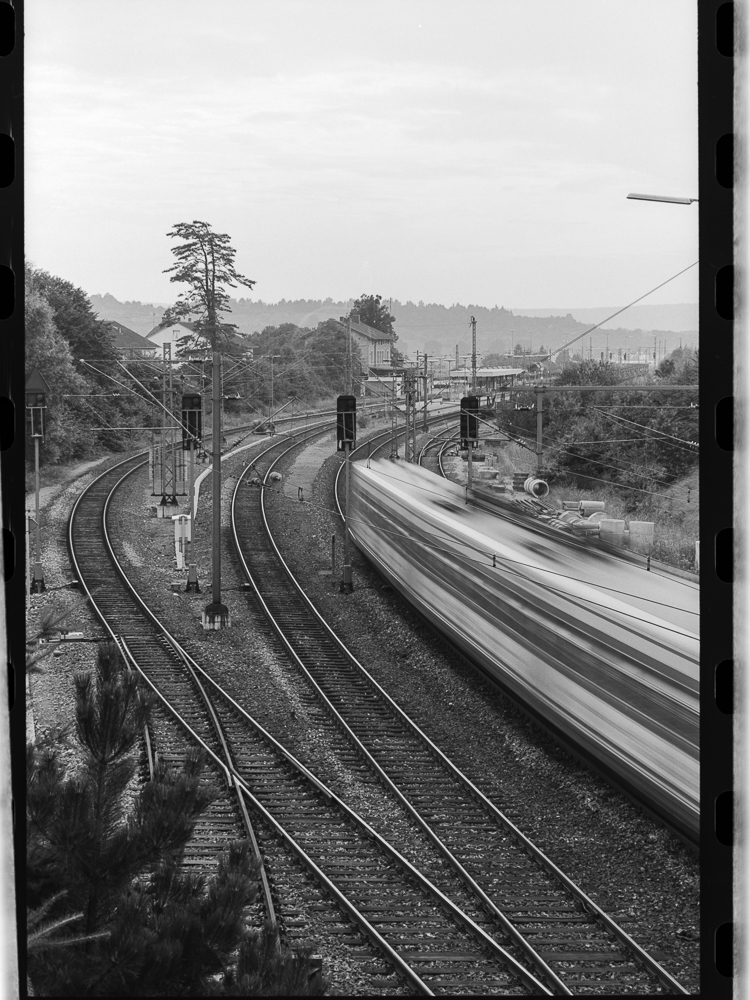 altes Schwarzweißbild Zugeinfahrt in Bahnhof Renningen