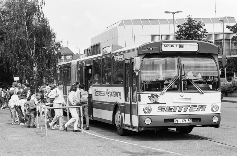 Bus mit einsteigenden Passagieren